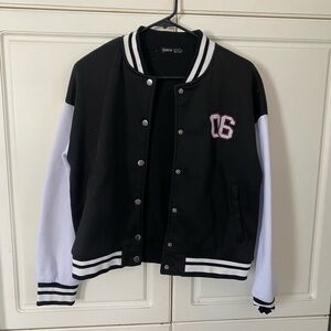 🛍️ 2/$12
Size medium women’s SHEIN varsity jacket. Black and white